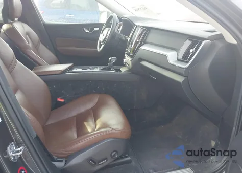 2018 Volvo Xc60 T6 Momentum z USA, uszkodzony, nr VIN LYVA22RK7JB097300